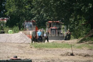Vizită: Băsescu a inspectat lucrările la podul de pontoane de la Dornești