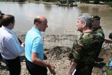 Vizită: Băsescu a inspectat lucrările la podul de pontoane de la Dornești