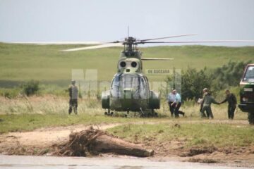 Vizită: Băsescu a inspectat lucrările la podul de pontoane de la Dornești