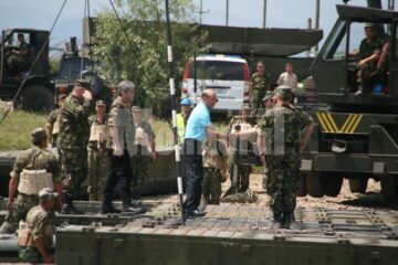 Traian Băsescu a venit însoțit de ministrul Apărării, Gabriel Oprea, cei doi inspectând lucrările la podul de pontoane de peste râul Suceava