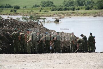 Vizită: Băsescu a inspectat lucrările la podul de pontoane de la Dornești