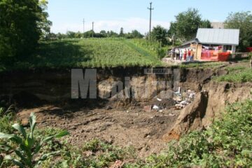 Acest hău imens a apărut după ruperile de nori de miercurea trecută