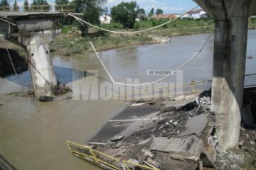 O porțiune din podul de la Dornești a căzut în râul Suceava