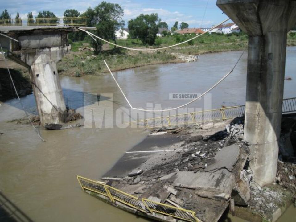O porțiune din podul de la Dornești a căzut în râul Suceava