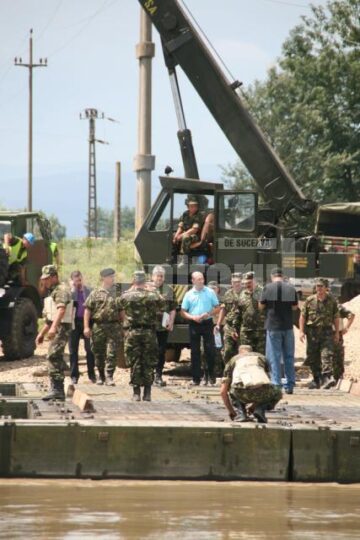 Vizită: Băsescu a inspectat lucrările la podul de pontoane de la Dornești