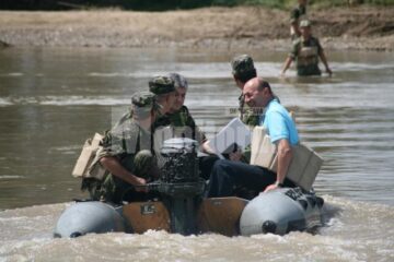 Vizită: Băsescu a inspectat lucrările la podul de pontoane de la Dornești