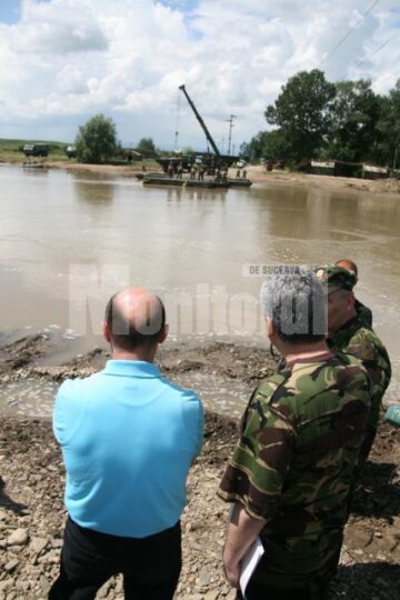 Vizită: Băsescu a inspectat lucrările la podul de pontoane de la Dornești