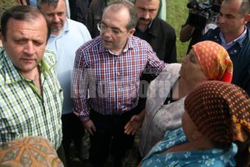 Vizită oficială: Boc a lăudat modul în care autoritățile sucevene s-au implicat în reconstrucția caselor