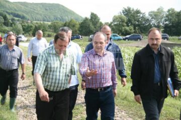 Vizită oficială: Boc a lăudat modul în care autoritățile sucevene s-au implicat în reconstrucția caselor