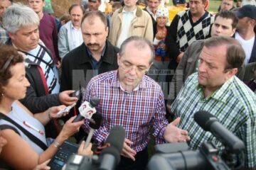Vizită oficială: Boc a lăudat modul în care autoritățile sucevene s-au implicat în reconstrucția caselor