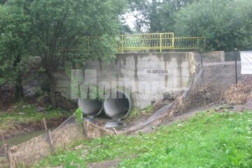 Gurile de scurgere sunt foarte mici, astfel că apa și-a făcut loc pe lângă pod, inundând gospodăriile din jur