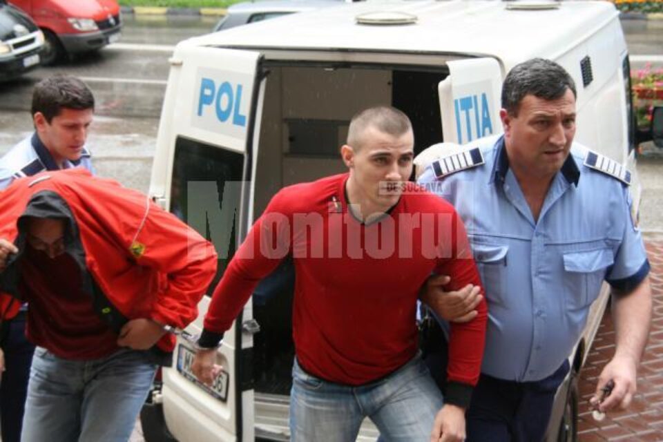 Preotul Gheorghe Cristinel Pînzaru (stânga) a împărțit, ieri, la Tribunal, aceeași pereche de cătușe cu „Legionarul” Preotul Gheorghe Cristinel Pînzaru (stânga) a împărțit, ieri, la Tribunal, aceeași pereche de cătușe cu „Legionarul”