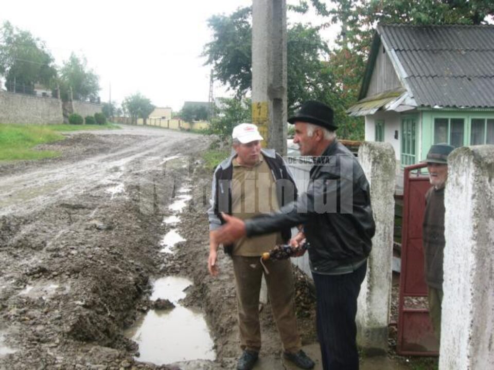 Oamenii care au fost inundati spera ca autoritatile sa faca un pod trainic in locul celui deja deteriorat de puhoaie