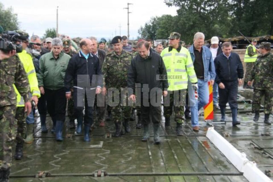 Băsescu, prezent la deschiderea podului de pontoane făcut de militari la Dornești Băsescu, prezent la deschiderea podului de pontoane făcut de militari la Dornești