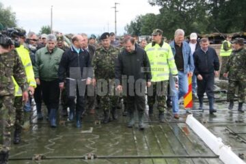 Băsescu, prezent la deschiderea podului de pontoane făcut de militari la Dornești