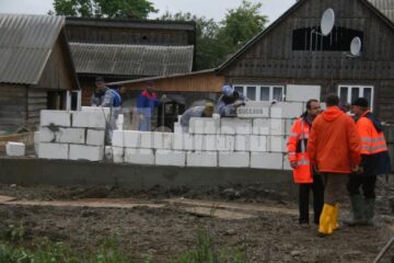 Vizită: Băsescu a inaugurat podul de la Dornești și a mâncat fasole la popota militarilor
