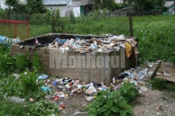 Ce a ramas in urma rromilor in curtea scolii
