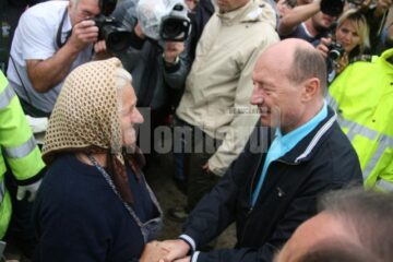 Vizită: Băsescu a inaugurat podul de la Dornești și a mâncat fasole la popota militarilor