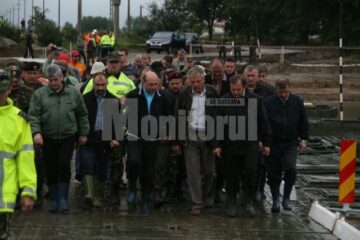 Traian Băsescu a fost prezent ieri în comuna Dornești pentru a participa la deschiderea podului provizoriu de pontoane construit pe râul Suceava