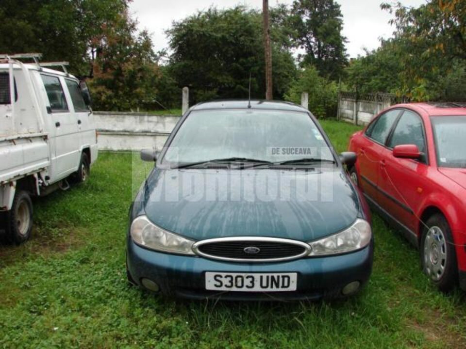 Ofițerii BCCO bănuiesc că și cele patru mașini din fotografii, înmatriculate în Marea Britanie, au fost cumpărate cu euro falsificați