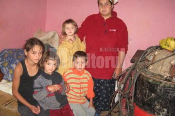 Maria Florescu împreună cu patru dintre cei cinci copii ai familiei