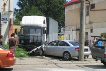 Șoferul autoturismului Audi, proptit în autocamionul parcat la marginea drumului