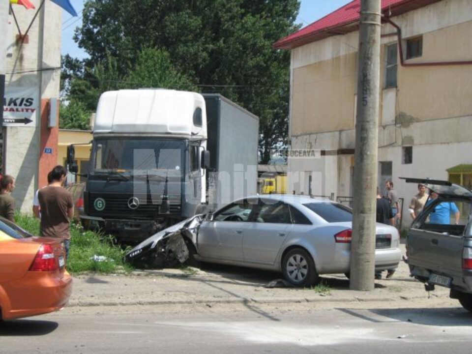 Șoferul autoturismului Audi, proptit în autocamionul parcat la marginea drumului