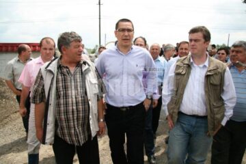 Vizită: Victor Ponta a venit cu ajutoare pentru sinistrații din Suceava