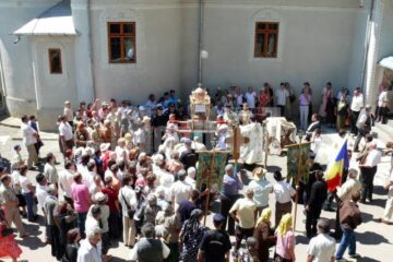 Fălticeni: Procesiune pentru bolnavi cu moaștele Sf. Pantelimon