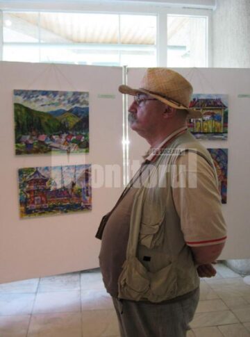 Un vizitator al expoziției - cantautorul folk Doru Stănculescu