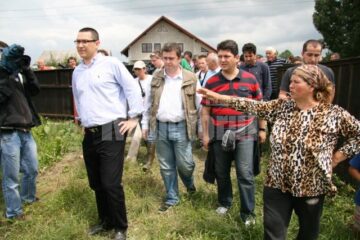 Vizită: Victor Ponta a venit cu ajutoare pentru sinistrații din Suceava