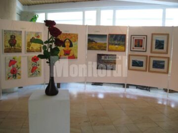 Expoziția organizată în foaierul Muzeului Obiceiurilor Populare din Bucovina din Gura Humorului