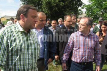 Emil Boc a vizitat lucrările de reconstrucție a caselor din Dărmănești