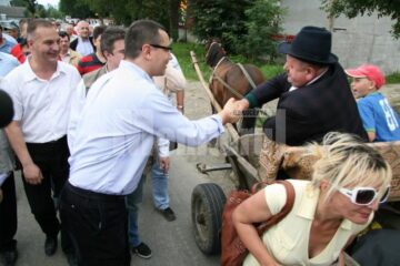 Vizită: Victor Ponta a venit cu ajutoare pentru sinistrații din Suceava