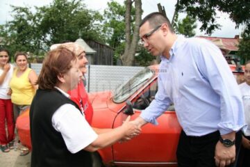Vizită: Victor Ponta a venit cu ajutoare pentru sinistrații din Suceava