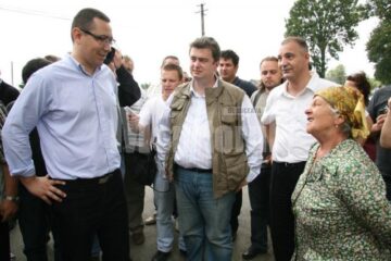 Vizită: Victor Ponta a venit cu ajutoare pentru sinistrații din Suceava