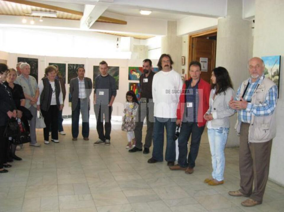 Artiști și public la vernisaj