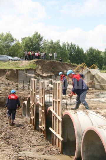 Angajații SC SUCT au lucrat inclusiv sâmbăta și duminica la construcția podului de acces în Gura Solcii