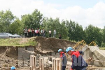 Angajații SC SUCT au lucrat inclusiv sâmbăta și duminica la construcția podului de acces în Gura Solcii