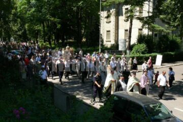 Fălticeni: Procesiune pentru bolnavi cu moaștele Sf. Pantelimon