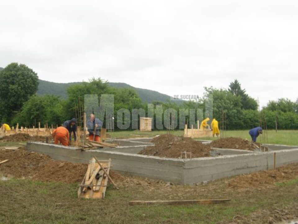 Sprijin: Reconstrucția caselor din Dărmănești distruse de inundații va fi gata în două luni