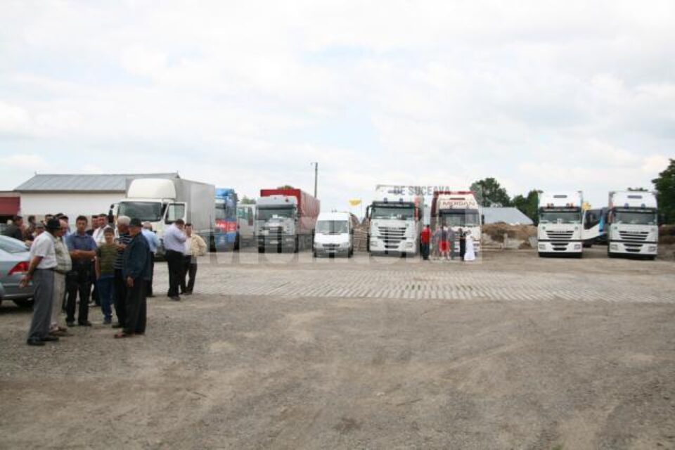 Victor Ponta a venit cu 12 tiruri cu materiale de construcții, alimente, haine, aparatură electrocasnică și cereale Victor Ponta a venit cu 12 tiruri cu materiale de construcții, alimente, haine, aparatură electrocasnică și cereale