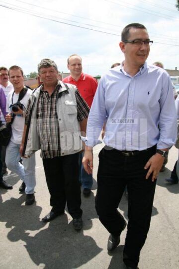 Vizită: Victor Ponta a venit cu ajutoare pentru sinistrații din Suceava