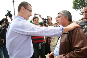 Vizită: Victor Ponta a venit cu ajutoare pentru sinistrații din Suceava