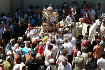 Fălticeni: Procesiune pentru bolnavi cu moaștele Sf. Pantelimon