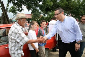 Vizită: Victor Ponta a venit cu ajutoare pentru sinistrații din Suceava