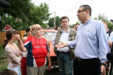 Vizită: Victor Ponta a venit cu ajutoare pentru sinistrații din Suceava
