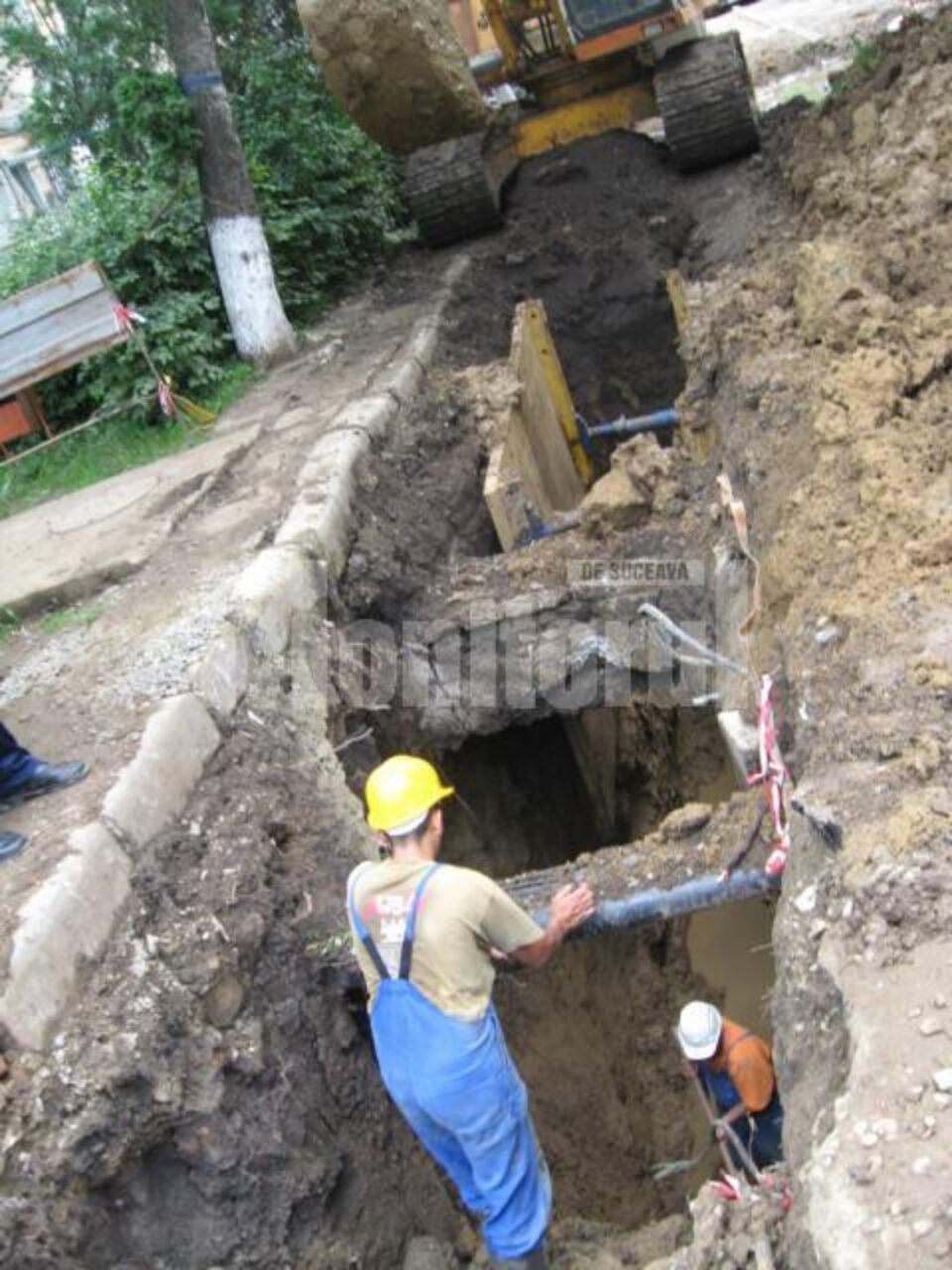Intrarea în blocul E56, un șanț adânc de 5 metri