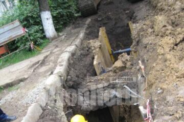 Intrarea în blocul E56, un șanț adânc de 5 metri
