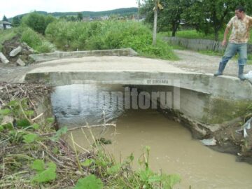 Podul care s-a dovedit a fi un baraj în calea apelor